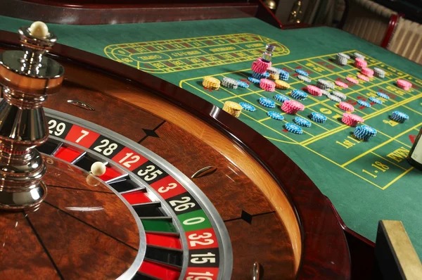 Sic Bo three-dice game with prediction options